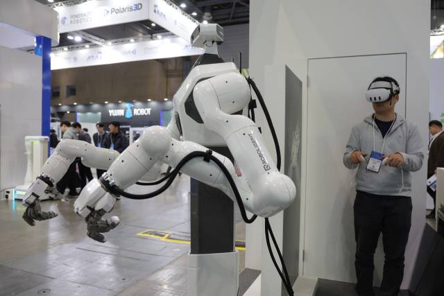 지난 11월 경기도 고양시 킨텍스에서 열린 2025 로보월드에서 휴머노이드 로봇이 사용자의 손동작과 동일한 움직임을 시연하고 있다. 연합뉴스