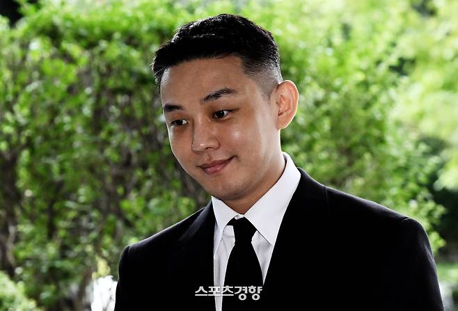 상습 마약 투약 혐의로 재판에 넘겨진 배우 유아인 씨가 3일 1심 선고를 받기 위해 2024년 9월 서울 서초구 중앙지법으로 출석하고 있다. 정효진 기자