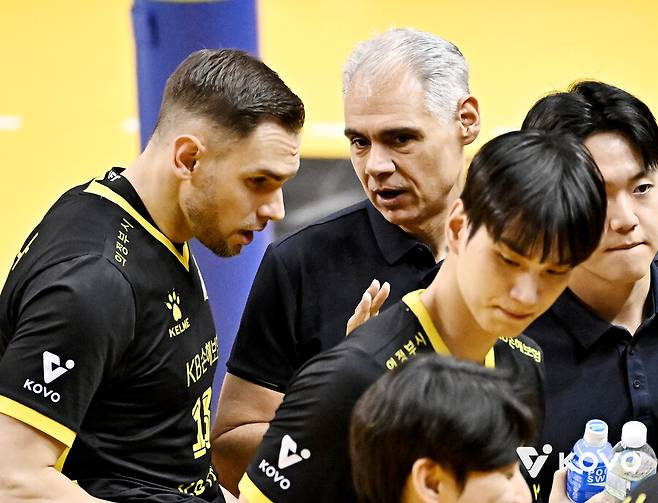 ▲ 왼쪽부터 안드레스 비예나, 레오나르도 카르발류 감독 ⓒKOVO