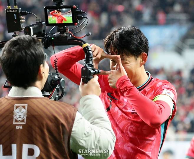 대표팀 주장 손흥민이 지난달 14일 대전월드컵경기장에서 열린  대한민국축구대표팀과 볼리비아(FIFA 랭킹 76위)와의 친선경기에서 후반전 초반 프리킥을 성공시킨 후 골 세리머니를 하고 있다. /사진=강영조 선임기자