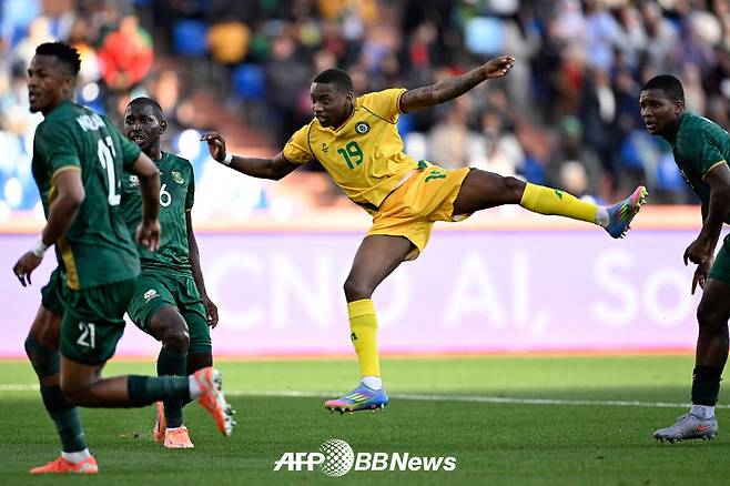 30일 모로코의 마라케시 스타디움에서 열린 2025 아프리카네이션스컵에서 남아프리카공화국 수비수들을 제치고 동점골을 넣은 FIFA 랭킹 129위 짐바브웨 타완다 마스완하이스. /AFPBBNews=뉴스1