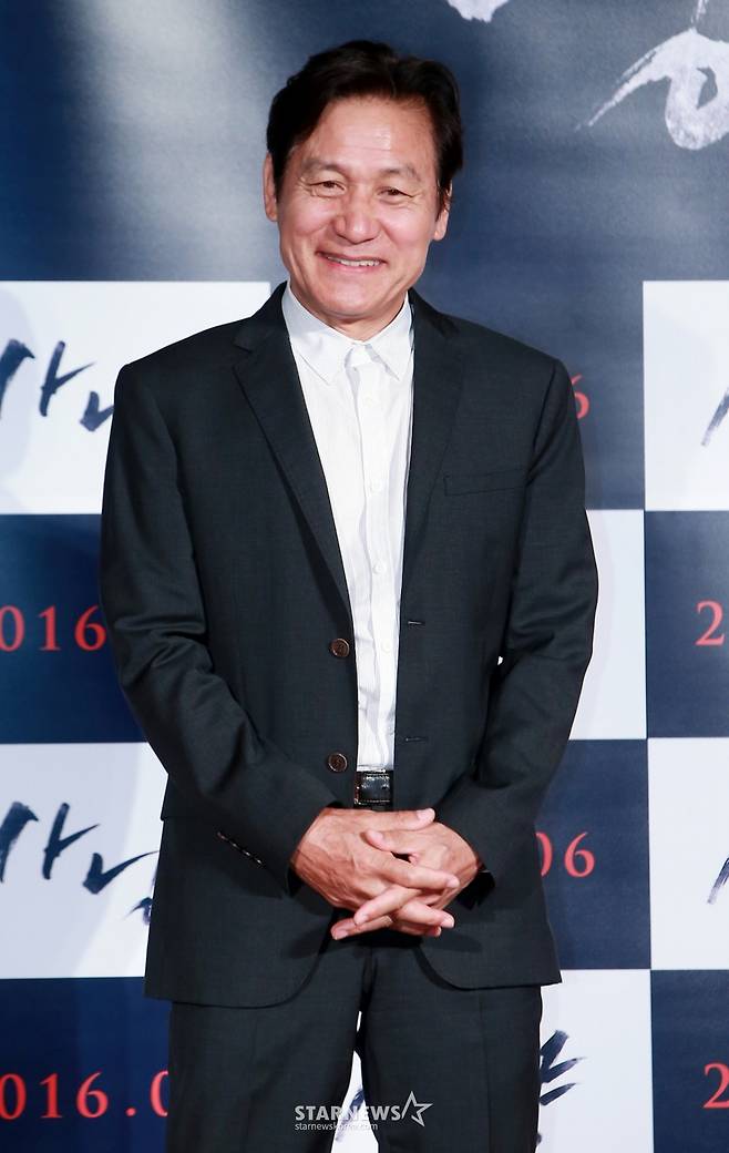 $ 배우 안성기가 30일 오전 서울 광진구 롯데시네마 건대입구점에서 진행된 영화 '사냥' 제작보고회에 참석해 포즈를 취하고 있다. 2016.05.30 /사진=김창현 기자 chmt@