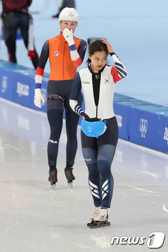 김보름이 2022년 중국 베이징 국립 스피드스케이팅 경기장에서 열린 2022 베이징 동계올림픽 스피드스케이팅 여자 매스스타트 결승 경기에서 5위로 결승선을 통과한 뒤 아쉬워하고 있다. /사진=뉴스1