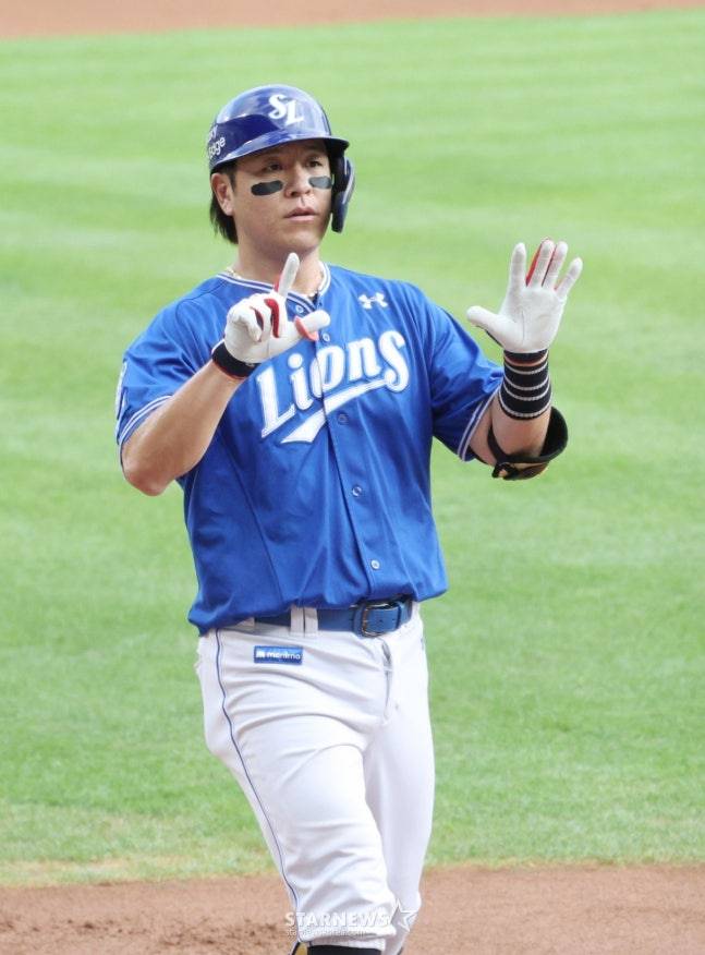 강민호가 2025년 7월 홈런을 친 뒤 세리머니를 하고 있다. /사진=김진경 대기자