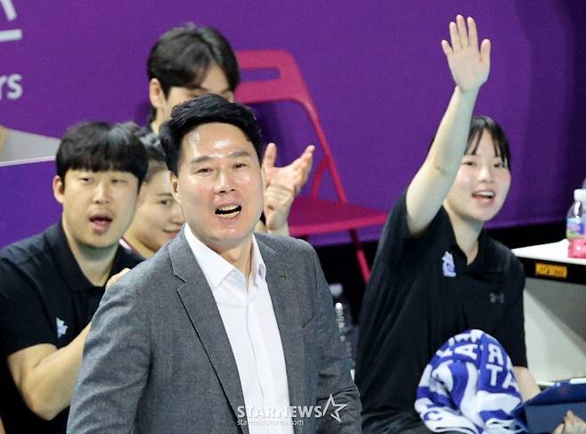 현대 강성형 감독이 2025년 마지막날인 31일 인천삼산체육관에서 열린 2025-2026 진에어 V리그 여자부 현대건설과 흥국생명 경기에서 득점하자 환호하고 있다. /사진=강영조 선임기자