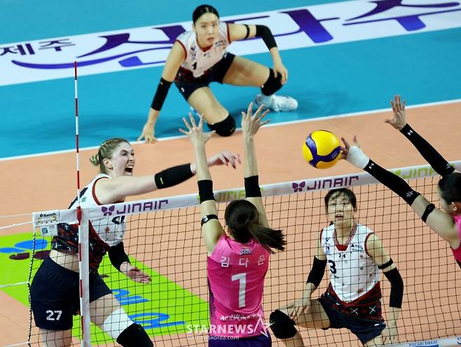 현대 카리가 2025년 마지막날인 31일 인천삼산체육관에서 열린 2025-2026 진에어 V리그 여자부 현대건설과 흥국생명 경기에서 강타를 터트리고 있다. /사진=강영조 선임기자