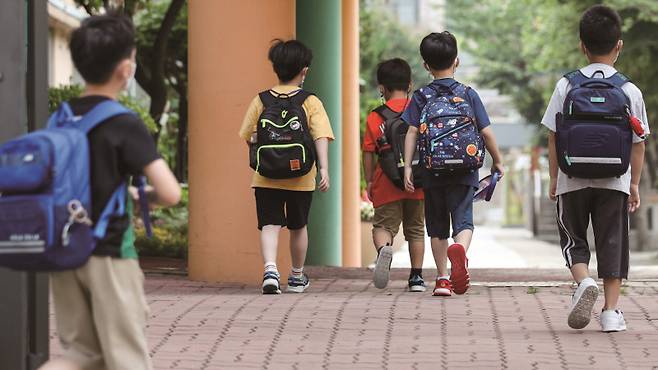 새해부터 자녀 등교 후 출근할 수 있도록 10시 출근제 허용 기업을 지원하는 정책이 시행된다. [사진 | 뉴시스]