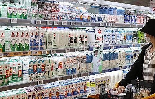 대형마트에 진열된 우유 [연합뉴스 자료사진]