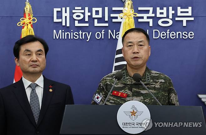 취재진 질문에 답변하는 해병대사령관 (서울=연합뉴스) 이진욱 기자 = 주일석 해병대사령관이 31일 서울 용산구 국방부 브리핑룸에서 열린 '준4군 체제로의 해병대 개편' 관련 기자회견에서 취재진 질문에 답변하고 있다. 2025.12.31 cityboy@yna.co.kr