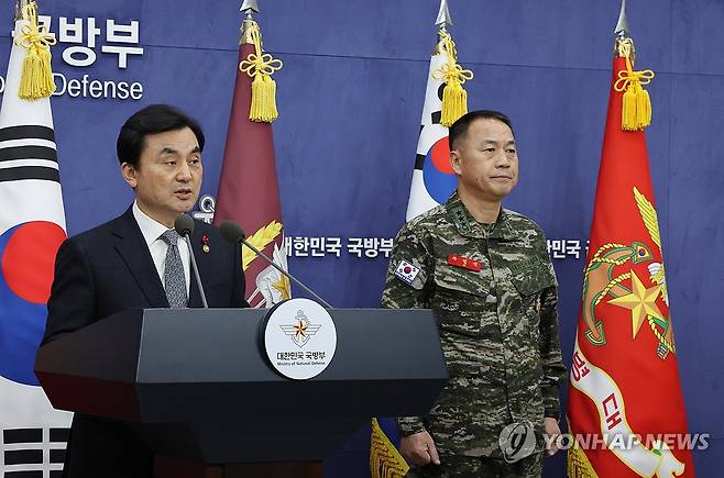 기자회견하는 국방부 장관과 해병대사령관 (서울=연합뉴스) 이진욱 기자 = 안규백 국방부 장관(왼쪽)과 주일석 해병대사령관이 31일 서울 용산구 국방부 브리핑룸에서 '준4군 체제로의 해병대 개편' 관련 기자회견을 하고 있다. 2025.12.31 cityboy@yna.co.kr