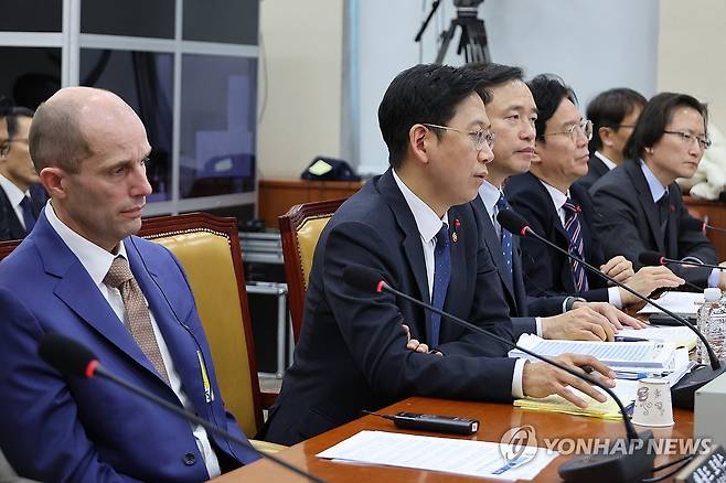 '쿠팡 하나에 온 정부가...' (서울=연합뉴스) 김주성 기자 = '쿠팡 사태 범정부 TF' 팀장인 배경훈 부총리 겸 과학기술정보통신부 장관이 31일 국회 과학기술정보방송통신위원회에서 열린 쿠팡 침해사고 및 개인정보 유출, 불공정 거래, 노동환경 실태 파악과 재발 방지 대책 마련을 위한 청문회에서 위원 질의에 답하고 있다. 2025.12.31 utzza@yna.co.kr