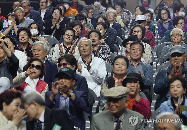 노인의날 기념식 참석한 어르신들  [연합뉴스 자료사진]