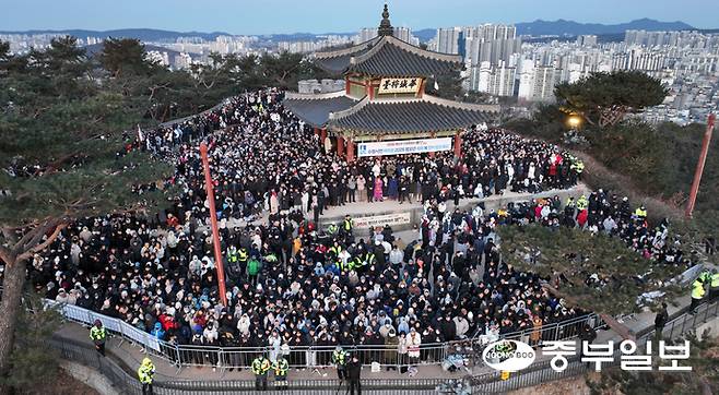 1일 오전 수원 팔달산 서장대에 새해 첫 일출을 보기 위한 시민들이 모여 있다. 김경민기자