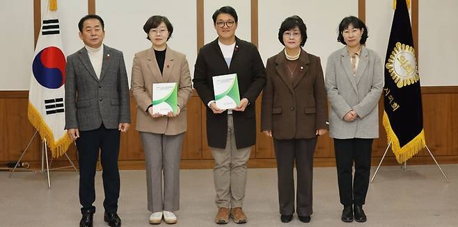 의정부시의회 '노인사회 참여 방안 연구회'가 노인사회참여 방안 최종 보고회를 마친 뒤 기념촬영하고 있다(맨왼쪽 김연균 의장, 가운데부터 조세일 의원, 정미영 의원, 권안나 부의장). 사진=의정부시의회