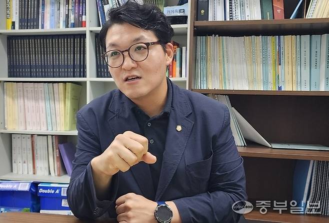 조세일 의정부시의원이 노인사회참여 활성화 방안 연구 결과에 대해 설명하고 있다. 박홍기 기자