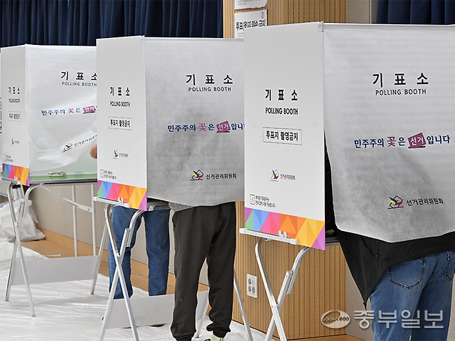 화성시 동탄9동 투표소에서 시민들이 투표를 하고 있다. 중부포토DB