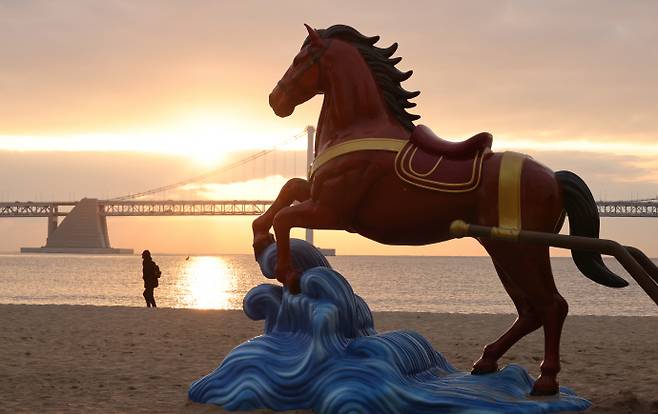 광안리해수욕장에 새해 2026년 병오년 붉은 말의 해를 맞아 말 모양의 새해 조형물이 설치됐다. /연합뉴스