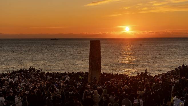 2026년 병오년 첫날을 맞은 1일 한반도 내륙에서 해가 가장 먼저 뜨는 울산 울주군 간절곶에서 해맞이객들이 붉은 태양을 보며 새해 소망을 기원하고 있다. 최지원 기자
