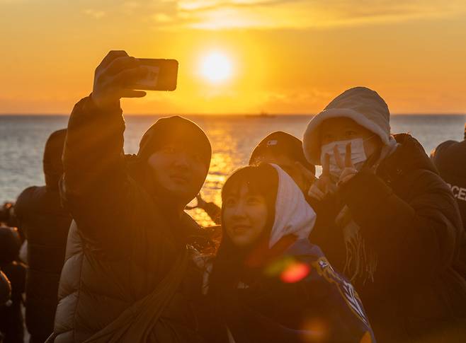 2026년 병오년 첫날을 맞은 1일 간절곶 일원에서 해맞이객들이 떠오르는 태양과 기념촬영을 하고 있다. 최지원 기자
