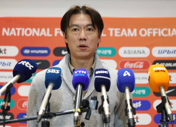국제축구연맹(FIFA) 2026 북중미 월드컵에 나서는 홍명보 축구대표팀 감독이 지난달 12일 월드컵 조 추첨식 참석과 베이스캠프 답사를 마치고 인천국제공항을 통해 귀국한 뒤 취재진과 인터뷰를 하고 있다. /연합뉴스