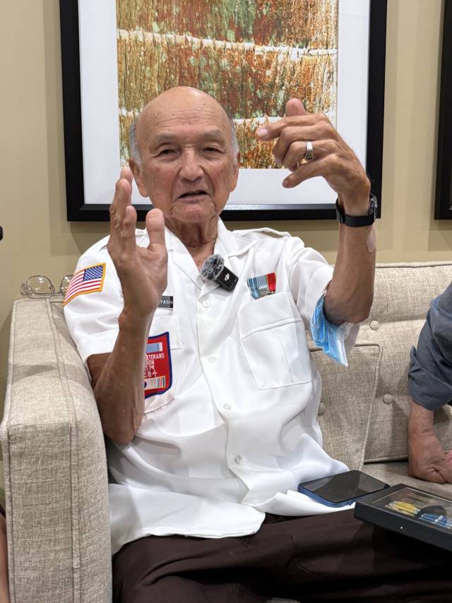 ‘허브 코바야이시씨가 마산방어전투 당시를 회상하고 있다.‘