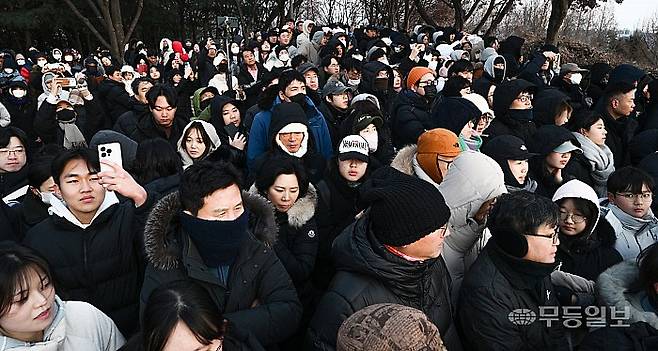 2026년 병오년 붉은 말의 해 새해 첫 태양이 떠오른 1일 광주 남구 월산근린공원을 찾은 탐방객들이 붉게 쏫아오르는 해를 바라보고 있다. 병오년 병(丙)은 불의 기운, 오(午)는 말을 뜻해 '붉은 말의 해'로 말띠는 활발하고 에너지가 넘치며, 자신감과 활력을 상징한다. 양광삼기자 ygs02@mdilbo.com