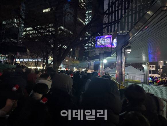 31일 밤 종각역에 ‘제야의 종’ 행사를 보기 위한 인파가 한꺼번에 몰리며 한동안 정체가 빚어지기도 했다.(사진=석지헌 기자)