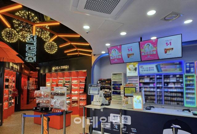 GS25 매장 내 카운터에 디지털 사이니지가 설치돼 있다. (사진 제공=GS리테일)