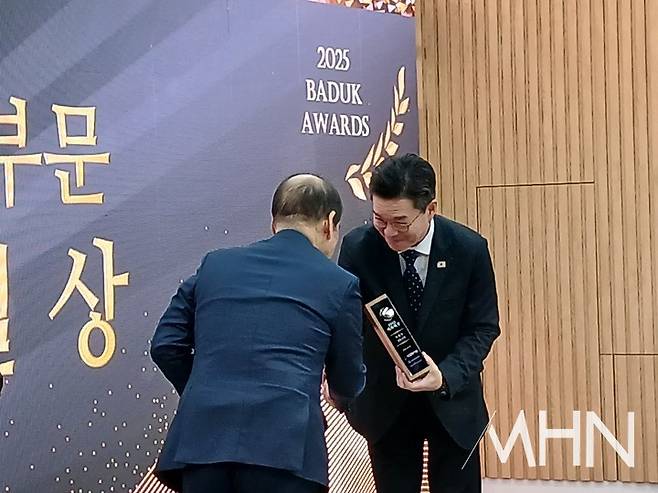 성동구청장배 바둑대회를 개최하는 등 바둑 저변 확대에 기여한 공로로 특별상 수상자로 선정된 성동구를 대표해 정원오 구청장(오른쪽)이 상을 받고 있다.(사진 MHN 엄민용 선임기자)