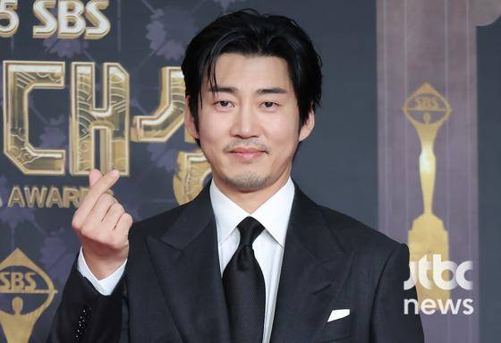 31일 오후 서울 마포구 상암동 SBS에서 'SBS 연기대상' 레드카펫 행사가 열렸다. 배우 윤계상이 참석해 포토타임을 갖고 있다. 박세완 엔터뉴스팀 기자 park.sewan@jtbc.co.kr