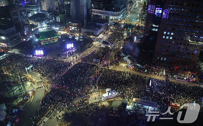 1일 오전 서울 종로구 보신각에서 제야의 종 타종행사에 참석한 시민들이 타종을 지켜보며 2026년 새해를 맞이하고 있다. 2026.1.1/뉴스1 ⓒ News1 김도우 기자