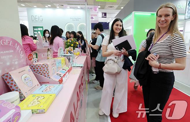 서울 강남구 코엑스에서 열린 ‘2025 서울국제화장품미용산업박람회, 국제건강산업박람회(코스모뷰티서울, 헬스&뷰티위크)’를 찾은 외국인 관람객이 화장품을 살펴보고 있다.2025.5.28/뉴스1 ⓒ News1 박세연 기자