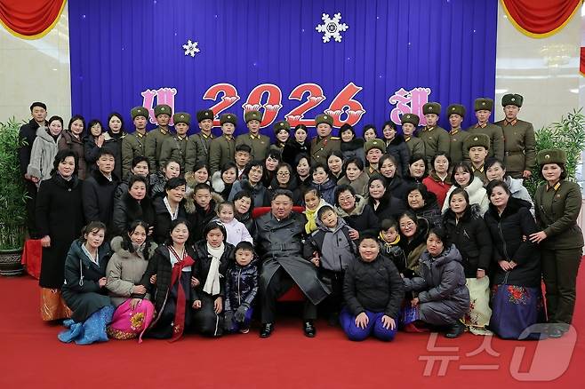 (평양 노동신문=뉴스1) = 북한 노동당 기관지 노동신문은 김정은 당 총비서가 '2026년 신년경축공연'에 참석한 해외작전부대 지휘관 가족들과 기념사진을 찍었다고 1일 보도했다. [국내에서만 사용가능. 재배포 금지. DB 금지. For Use Only in the Republic of Korea. Redistribution Prohibited] rodongphoto@news1.kr
