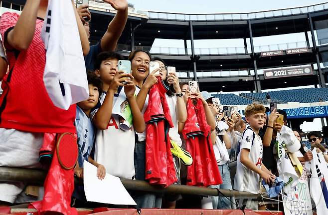 손흥민을 응원하기 위해 모인 팬들 ⓒ AFP=뉴스1