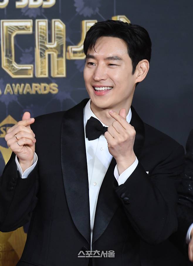 배우 이제훈이 31일 서울 마포구 SBS 프리즘타워에서 진행된 ‘2025 SBS 연기대상’ 참석에 앞서 포토월 앞에 서서 취재진을 향해 포즈를 취하고 있다. 2025. 12. 31.  박진업 기자 upandup@sportsseoul.com