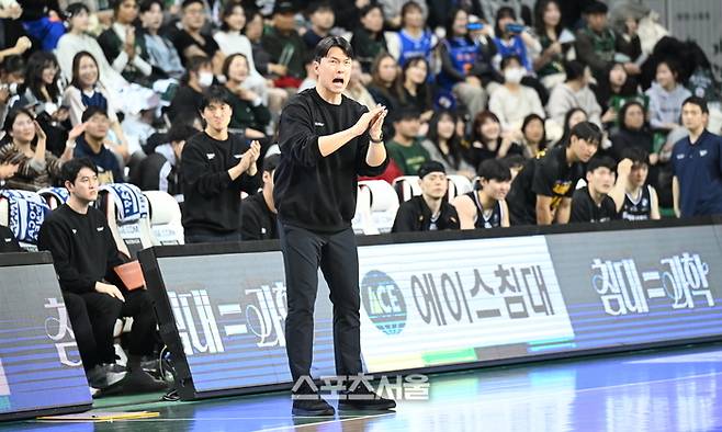 김효범 감독이 선수들에게 작전 지시를 내리고 있다. 사진 | KBL