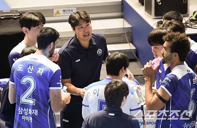 1일 인천 계양체육관에서 열린 V리그 대한항공과 삼성화재의 경기. 고준용 감독대행이 작전 지시를 하고 있다. 인천=박재만 기자 pjm@sportschosun.com/2026.01.01/