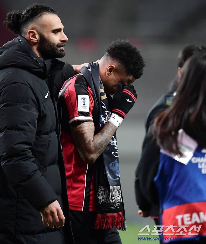 팬들과 작별 인사 도중 눈물 흘리는 린가드.상암=송정헌 기자songs@sportschosun.com/2025.12.10/