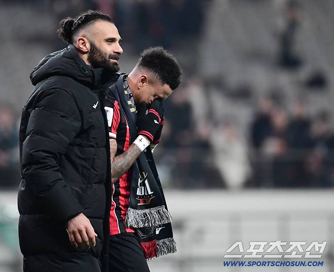 10일 오후 서울월드컵경기장에서 아시아챔피언스리그 엘리트(ACLE) 리그 6차전 FC서울과 멜버른시티FC의 경기가 열렸다. 경기 종료 후 FC서울 제시 린가드 환송행사가 열렸다. 팬들에게 인사 도중 아쉬움에 눈물 흘리는 린가드. 상암=송정헌 기자songs@sportschosun.com/2025.12.10/