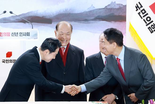 국민의힘 장동혁 대표(오른쪽)와 오세훈 서울시장이 1일 서울 여의도 중앙당사에서 열린 신년인사회에 참석해 새해 인사를 나누고 있다. 가운데는 상임고문인 황우여 전 비상대책위원장./연합뉴스