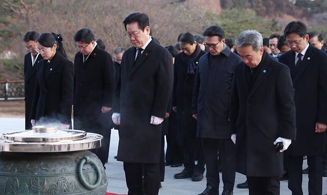 이재명 대통령이 새해 첫날인 1일 서울 동작구 국립서울현충원을 방문, 현충탑에 헌화한 뒤 묵념하고 있다. (청와대사진기자단 )
