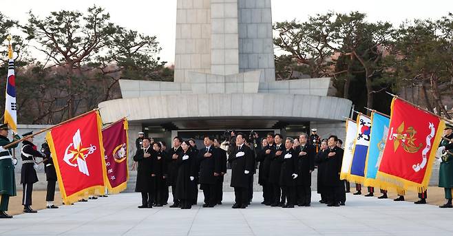 이재명 대통령이 새해 첫날인 1일 서울 동작구 국립서울현충원에서 국무위원 및 참모진과 함께 현충탑에 참배한 뒤 국기에 경례하고 있다. (청와대사진기자단)
