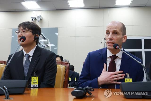 서울 여의도 국회에서 30일 열린 쿠팡 연석 청문회에서 해롤드 로저스(오른쪽) 쿠팡 대표이사가 의원 질의에 답하고 있다. 왼쪽은 박대준 전 쿠팡 대표. [연합뉴스]