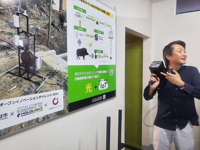 타카히로 이케다 파이포토닉스 최고경영자가 지난해 11월 21일 일본 시즈오카현 하마마쓰시에 위치한 본사에서 자사 제품을 소개하고 있다.