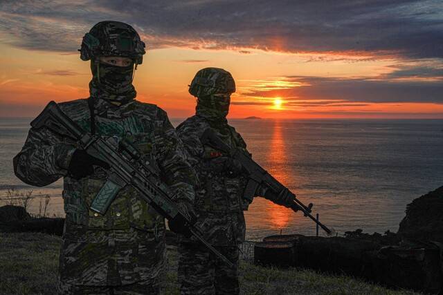지난 22일 서해 최전방 말도에서 해병대 대원들이 일몰 시간 해안경계작전 임무를 수행하고 있다. 해병대사령부 제공