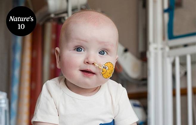 네이처는 세계 처음으로 개인 맞춤형 유전자가위로 희귀 유전자질환 치료를 받은 생후 10개월의 아기 KJ 멀둔을 2025년 과학계 10인 가운데 하나로 꼽았다. 네이처 제공
