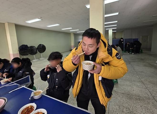 한국지엠 세종부품물류센터 해고 노동자 오성택씨가 1일 ‘집단해고 철회’를 촉구하는 점거 농성장에 떡국을 먹고 있다. 최예린 기자