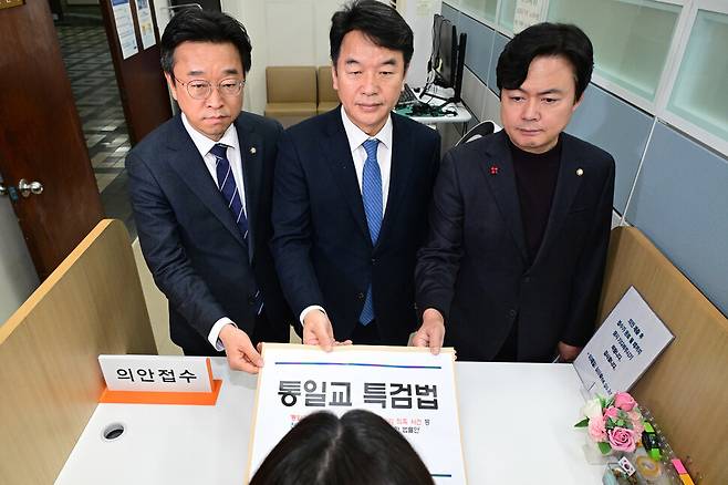 더불어민주당 문진석 원내운영수석부대표, 이용우 원내부대표(왼쪽), 김현정 원내대변인(오른쪽)이 26일 서울 여의도 국회사무처 의안과에서 통일교 특검법안을 제출하고 있다.연합뉴스
