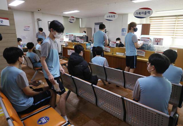 입영 대상자들이 2023년 2월 1일 서울 영등포구 서울지방병무청 제1병역판정검사장에서 신체검사를 받고 있다. 뉴스1