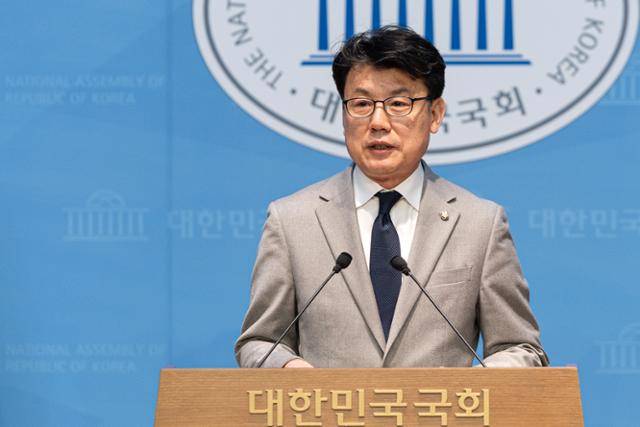 진성준 더불어민주당 의원이 지난해 12월 31일 국회 소통관에서 원내대표 선거 출마 기자회견을 하고 있다. 뉴스1